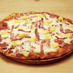 シェーキーズ - 塩気の効いたベーコンにパイナップルをトッピングしました。
甘じょっぱい味がたまらないピザ。