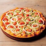 シェーキーズ - 新鮮なトマト、オニオン、ピーマンをバランスよくトッピングしました。
まろやかなトマトソースピザが野菜の風味を引き出します。