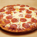 シェーキーズ - 香辛料の効いたソフトサラミをトッピングしました。