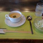 Suteki Hausu Hachi - セットのスープとサラダ