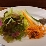 恵比寿山の上バル - 右上にあるのはオリーブを刻んだもの。スティック野菜に付けていただきます。