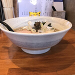 唯一無二のらぁ麺専門店 イ袋ワシづかみ - 醤油らぁ麺　850円(税込)　※横からも