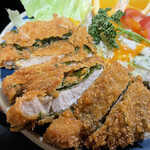 Kiyohira - しそカツ定食 1430円
                トンカツ断面アップ