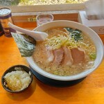 椿ラーメンショップ - ネギチャーシュー中盛と刻み玉葱！