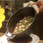 RISTORANTE IL NODO - ストウブ鍋での"にこまる""黒米"リゾットのプレゼンテーション