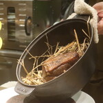 RISTORANTE IL NODO - ストウブ鍋でのシャラン鴨ロース 藁焼きのプレゼンテーション