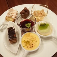 フェリエ - 左上から桜フロマージュ、ガトーショコラ、レモンクリームミント風味、キウイレアチーズ、シャルドネジュレカシスソース、チョコレートのオペラ、苺グラタン