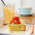 ハナツムリ - 【2022.05】苺とピスタチオクリームのタルト(580円+税)