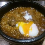 さんか亭 - 【2013年02月】牛すじ石焼カレーランチ、温玉割っちゃいました♪