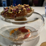 メイ - 鮑、ホタテ
      カリフラワーのピューレ、ホタテのタルタルとアワビ、甲殻類のジュレ、キューリ