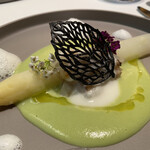 メイ - フランス産ホワイトアスパラガス、アオリイカ、そら豆とチーズのソース、ホワイトアスパラガスのソース、ミルクの泡、イカ墨のチュール
      アリッサム（花）