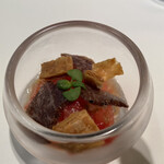 メイ - ❾トマトのブルスケッタ、黒毛和牛の燻製、バジル