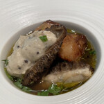 メイ - フォアグラ、川俣シャモ胸肉のムースと黒トリュフを詰めたモリーユ茸、スープ仕立て