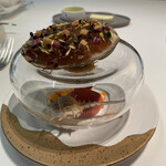 メイ - ❸鮑、ホタテ
      カリフラワーのピューレ、ホタテのタルタルとアワビ、甲殻類のジュレ、キューリ