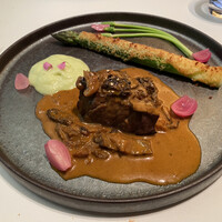 メイ - 黒毛和牛ヒレ肉のポワレ
                    セップ、グリーンアスパラガスとカリカリベーコンとチーズ、アスパラソバージュ
                    セップとマデラ酒のクリームソース