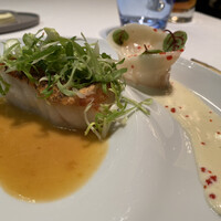 メイ - 山口県産クエのポワレ、九条ネギ、雪ウルイ、アメリケーヌソース
                    オマールエビ、生姜と天使のエビのムースのラビオリの小籠包。バニラビーンズのソース