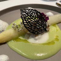 メイ - フランス産ホワイトアスパラガス、アオリイカ、そら豆とチーズのソース、ホワイトアスパラガスのソース、ミルクの泡、イカ墨のチュール
                      アリッサム（花）