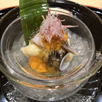 割烹まさご - 鳥貝を炙ってホワイトアスパラガスと新芽。先ほどの雲丹を乗せ、最後に酸味が効いたジュレをかけてあります