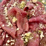 Ristorante Taverna San Martino - 熟成させた Fesa(フェーザ)の薄切り、パルミジャーノ、ピスタチオ粉、オリーブオイル