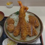 丸和 - 『盛合わせ定食』は、ヒレかつ、海老フライ、貝柱のフライを組み合わせた豪華な定食です。