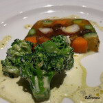 ガストロ スケゴロウ - オマール海老と夏野菜のアスピックゼリー寄せとブロッコリー