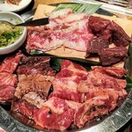 熟成焼肉 肉源 - 赤身熟成焼肉五種盛合せ ・熟成カルビ ・赤身ロース ・熟成ハラミ ・角切り中落ちカルビ ・ねぎ塩炙りバラカルビ