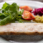 トラットリア エ ピッツェリア アミーチ - 2022.5 豚のソプレッサータとフルーツトマトとルッコラのサラダ 自家製ピクルス入りバジルソース