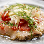 トラットリア エ ピッツェリア アミーチ - 2022.5 大分豊後水道より 真鯛と炙ったサワラのカルパッチョ（2,640円）