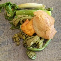 ヌキテパ - ウニのサラダ アスパラ、タラの芽、こごみ 蕎麦粉のガレット添え　