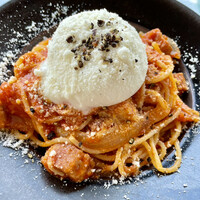 アルコバ - アマトリチャーナ+ブッラータチーズのトッピング