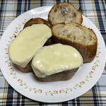 ブーランジェリー スドウ - チーズを乗せてトーストしていただきました。