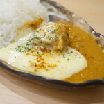 Chiringo - トマトたっぷりチキンカレー・とろ〜りチーズ追加(あいがけカレー)