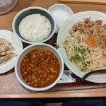 麺処 直久 - 肉盛り辛つけ麺（大盛）（990円→870円 ※17時以降）、小ライス＋3個餃子セット（270円）