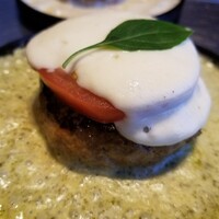 鉄板和食とワイン 萬鉄 - バジルモッツァレラフロマージュハンバーグ
