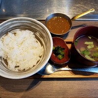 鉄板和食とワイン 萬鉄 - ライス、しじみ汁、お新香、牛スジカレー