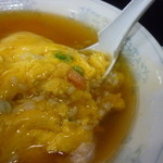 新華苑 - 天津飯（中にはカニの缶詰の身も）