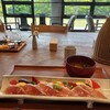 工房レストラン wakuden モーリ - 庭の見えるレストランで黒寿司