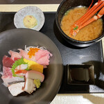 わらべ菜魚洞 - 「海の幸五彩丼」と名付けられた海鮮丼とカニ汁のセット