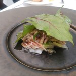 エルルカン・ビス - 北海道からのエイのムニエルとキャベツの温製サラダ