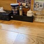 麺屋ARIGA - カウンターの卓上