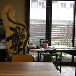 ショカフェ - 絵の具や作業台もカフェスペースに置かれてある