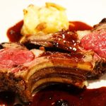 蝦夷鹿の骨付きロースト　ハスカップのグランヴヌールソース（3800円）
          