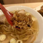 らーめん 七彩飯店 - 半焼飯は黒めの見た目から想像のつく濃いめの味つけ。