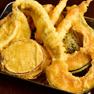 Freshly fried and crispy `` Tempura'' available from 100 yen