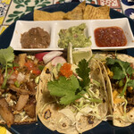 メキシコ酒場 サンズ・ダイナー - タコス食べ比べ