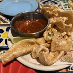 メキシコ酒場 サンズ・ダイナー - 揚げたてでパチパチ鳴ってる
      何のせんべいかと思ったら