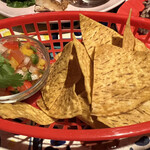 メキシコ酒場 サンズ・ダイナー - 自家製トルティーヤチップス
フレッシュ野菜感のあるディップ