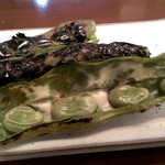 手打ちそば にはち - 焼きそら豆、莢を開くとホクホクのそら豆が入っております。