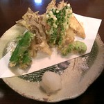 手打ちそば にはち - 野菜の天ぷら（７５０円）、菜の花、そら豆、シシトウなど…そら豆がダブりましたね～！