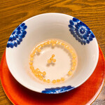 虎屋 壺中庵 - あられの入った白湯。